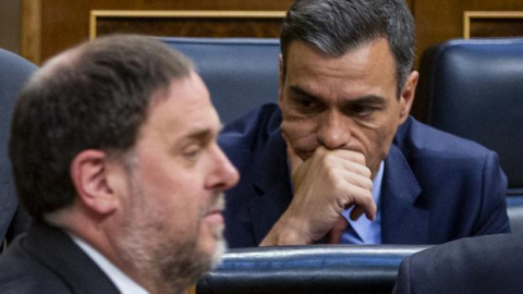 Junqueras Sánchez EFE Oriol Junqueras, líder de ERC, pasa por delante de Pedro Sánchez, presidente del Gobierno, durante una sesión en el Congreso. EFE