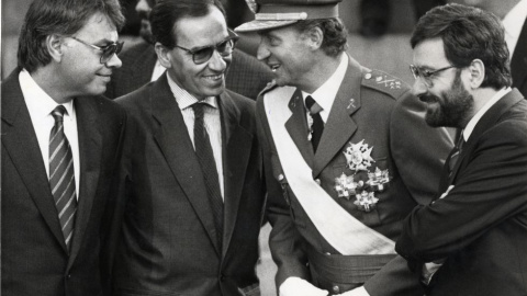 El expresidente Felipe González (1i), el exvicepresidente Alfonso Guerra (2i), el rey emérito Juan Carlos I (3i) y el exministro de Defensa, Narcís Serra, en una foto de 1988. ARCHIVO EFE González Guerra Juan Carlos I Serra 1988 ARCHIVO EFE