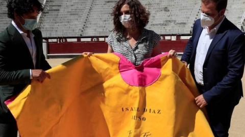 La presidenta de la CAM, Isabel Díaz Ayuso, en la plaza de toros de Las Ventas (Madrid). (EFE)