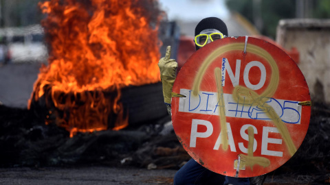 Un manifestante sostiene un aviso durante una protesta reciente en Cali (Colombia).- ERNESTO GUZMÁN / EFE Un manifestante sostiene un aviso durante una protesta reciente en Cali (Colombia).- ERNESTO GUZMÁN / EFE