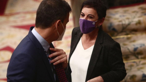 El presidente del Gobierno, Pedro Sánchez, y la portavoz parlamentaria de EH Bildu, Mertxe Aizpurua, durante una sesión de control al Gobierno. — E. Parra / EUROPA PRESS El presidente del Gobierno, Pedro Sánchez, y la portavoz parlamentaria de EH Bildu, Mertxe Aizpurua, durante una sesión de control al Gobierno. — E. Parra / EUROPA PRESS