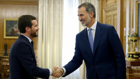El rey Felipe VI (d) recibe a Pablo Casado en septiembre de 2020. EFE El rey Felipe VI (d) recibe a Pablo Casado en septiembre de 2020. EFE