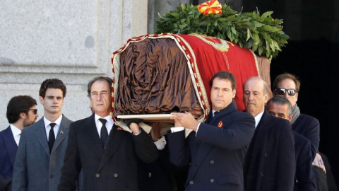 Los familiares de Franco encabezan la comitiva familiar que porta el féretro con los restos mortales del dictador tras su exhumación en octubre de 2019. EFE Los familiares de Franco encabezan la comitiva familiar que porta el féretro con los restos mortales del dictador tras su exhumación en octubre de 2019. EFE