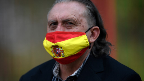 Una persona con una mascarilla con una bandera española asiste a la reunión de clausura de campaña del Partido Socialista Español (PSOE) para las pasadas elecciones regionales de Madrid, en Madrid el 2 de mayo de 2021.- AFP Una persona con una mascarilla con una bandera española asiste a la reunión de clausura de campaña del Partido Socialista Español (PSOE) para las pasadas elecciones regionales de Madrid, en Madrid el 2 de mayo de 2021.- AFP