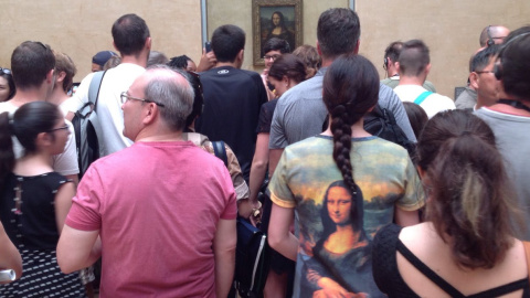 Un nutrido grupo de personas trata de ver la Gioconda en el Museo del Louvre. Rafael Sarralde, CC BY-SA Un nutrido grupo de personas trata de ver la Gioconda en el Museo del Louvre. Rafael Sarralde, CC BY-SA