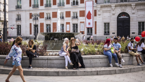 Varias personas en la fuente de la Puerta del Sol. E.P./Alejandro Martínez Vélez Varias personas en la fuente de la Puerta del Sol. E.P./Alejandro Martínez Vélez