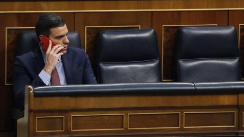 El presidente del Gobierno, Pedro Sánchez, en el Congreso hablando por teléfono. EFE El presidente del Gobierno, Pedro Sánchez, en el Congreso hablando por teléfono. EFE