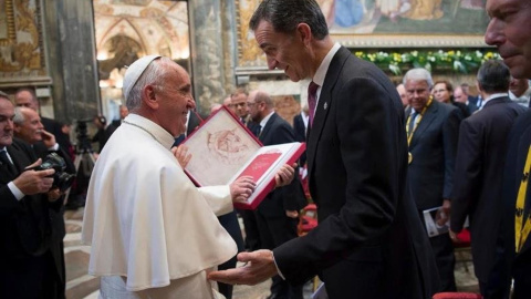 El papa Francisco junto al rey Felipe VI durante la entrega de premios Carlomagno. en mayo de 2016. EFE El papa Francisco junto al rey durante la entrega de premios Carlomagno. en mayo de 2016. EFE