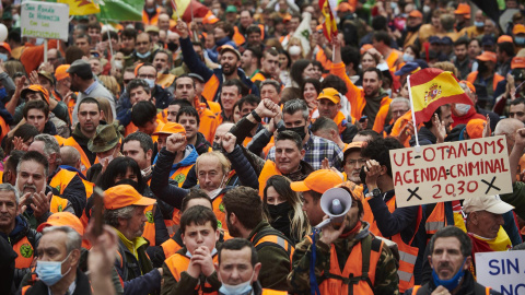 Miles de personas participan en la manifestación en defensa del mundo rural este domingo en Madrid. EFE/Luca Piergiovanni Miles de personas participan en la manifestación en defensa del mundo rural este domingo en Madrid. EFE/Luca Piergiovanni