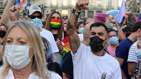 Manifestantes gritan consignas durante la concentración convocada por diferentes asociaciones LGTBI+ para denunciar la pasividad de las instituciones madrileñas ante la ola de agresiones que sufren, este sábado en la Puerta del Sol de Madrid. EFE/ Ví Manifestantes gritan consignas durante la concentración convocada por diferentes asociaciones LGTBI+ para denunciar la pasividad de las instituciones madrileñas ante la ola de agresiones que sufren, este sábado en la Puerta del Sol de Madrid. EFE/ Ví