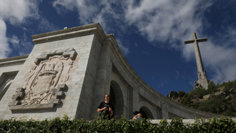 Escudo franquista de España, con el yugo y las flechas de la alange, en el Valle de los Caídos. REUTERS/Sergio Perez Escudo franquista de España, con el yugo y las flechas de la alange, en el Valle de los Caídos. REUTERS/Sergio Perez