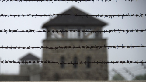 Valla de espino en el muro del campo de concentración nazi de Mauthausen, en el norte de Austria. AFP/Joe KlamarA barbed wire fence is pictured at the former Nazi concentration camp Mauthausen, northern Austria on April 28, 2015. AFP PHOTO / JOE KLAMAR Valla de espino en el muro del campo de concentración nazi de Mauthausen, en el norte de Austria. AFP/Joe Klamar