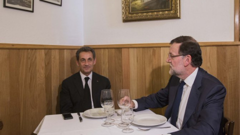 Sarkozy Rajoy TWITTER MR Nicolas Sarkozy (i) y Mariano Rajoy, comiendo en Madrid en 2015. -TWITTER M. RAJOY