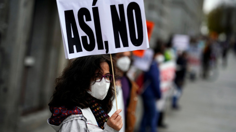 Una mujer con mascarilla en una manifestación en defensa de la sanidad pública. REUTERS/Juan Medina Una mujer con mascarilla en una manifestación en defensa de la sanidad pública. REUTERS/Juan Medina