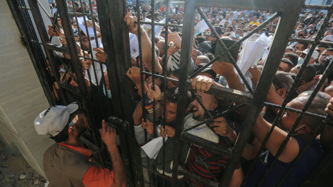 Territorios Palestinos, Deir Al-Balah: La gente se reúne frente a la Cámara de Comercio en Deir al-Balah para solicitar un permiso de trabajo en Israel.- Mahmoud Khattab/EUROPA PRESS Territorios Palestinos, Deir Al-Balah: La gente se reúne frente a la Cámara de Comercio en Deir al-Balah para solicitar un permiso de trabajo en Israel.- Mahmoud Khattab/EUROPA PRESS