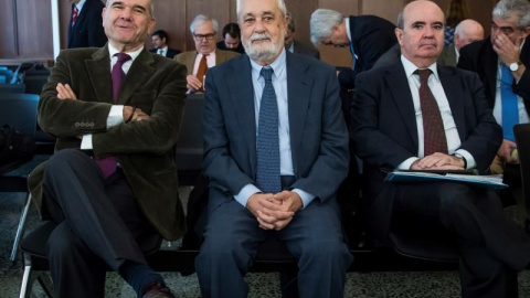 Los expresidentes socialistas Manuel Chaves (i) y José Antonio Griñán (c), y el ex consejero de Presidencia Gaspar Zarrías (d), en el banquillo del juicio de los ERE, en la Audiencia de Sevilla. EFE/Raúl Caro/ Los expresidentes socialistas Manuel Chaves (i) y José Antonio Griñán (c), y el ex consejero de Presidencia Gaspar Zarrías (d), en el banquillo del juicio de los ERE, en la Audiencia de Sevilla. EFE/Raúl Caro/