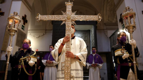 Varios penitentes en la iglesia de san Pedro el Viejo, lugar en el que se guarda la talla de Nuestro Padre Jesús Nazareno "el Pobre", este Jueves Santo en Madrid, donde no se podrá hacer estación de penitencia por las calles debido a la covid-19 por s Varios penitentes en la iglesia de san Pedro el Viejo, lugar en el que se guarda la talla de Nuestro Padre Jesús Nazareno "el Pobre", este Jueves Santo en Madrid, donde no se podrá hacer estación de penitencia por las calles debido a la covid-19 por se