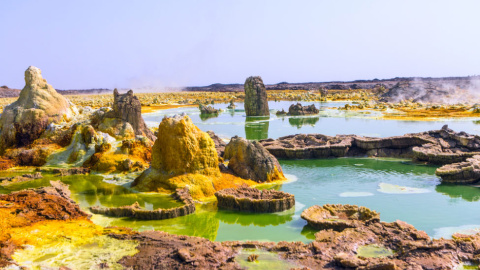 Charcas hiperácidas, hipersaladas y calientes en el campo geotermal de Dallol (Etiopía), único lugar de la Tierra en el que no se ha encontrado vida. Shutterstock/Einat Klein Photography Charcas hiperácidas, hipersaladas y calientes en el campo geotermal de Dallol (Etiopía), único lugar de la Tierra en el que no se ha encontrado vida. Shutterstock/Einat Klein Photography
