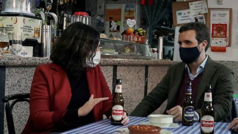 La presidenta de la Comunidad de Madrid, Isabel Díaz Ayuso, y el presidente del PP, Pablo Casado, en un bar de Móstoles. EFE Ayuso Casado EFE