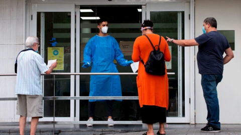 Varias personas esperan para entrar en un centro de Atención Primaria. EFE/Enric Fontcuberta/Archivo Varias personas esperan para entrar en un centro de Atención Primaria. EFE/Enric Fontcuberta/Archivo