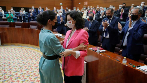 Rocío Monasterio (i), líder de Vox en la Asamblea de Madrid, felicita a la presidenta Isabel Díaz Ayuso durante la investidura de ésta. EFE Rocío Monasterio (i), líder de Vox en la Asamblea de Madrid, felicita a la presidenta Isabel Díaz Ayuso durante la investidura de ésta. EFE