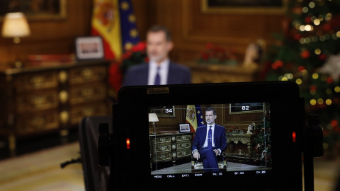 El rey Felipe VI, durante la grabacion de su mensaje de Navidad. CASA REAL El rey Felipe VI, durante la grabacion de su mensaje de Navidad. CASA REAL