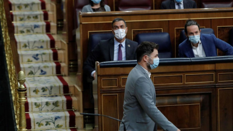 El portavoz de ERC, Gabriel Rufián, pasa ante el presidente del Gobierno, Pedro Sánchez y el exicepresidente segundo, Pablo Iglesias, durante un pleno del Congreso.-EFE/ARCHIVO El portavoz de ERC, Gabriel Rufián, pasa ante el presidente del Gobierno, Pedro Sánchez y el exicepresidente segundo, Pablo Iglesias, durante un pleno del Congreso.-EFE/ARCHIVO