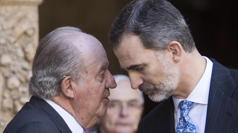 Imagen de abril de 2018 de Felipe VI con su padre Juan Carlos I, tras la tradicional misa de Resurección en la Catedra de Palma de Mallorca. AFP/Jaime Reina Imagen de abril de 2018 de Felipe VI con su padre Juan Carlos I, tras la tradicional misa de Resurección en la Catedra de Palma de Mallorca. AFP/Jaime Reina