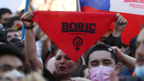 Personas reaccionan al triunfo del candidato presidencial Gabriel Boric, este domingo en Santiago (Chile).- EFE Personas reaccionan al triunfo del candidato presidencial Gabriel Boric, este domingo en Santiago (Chile).- EFE