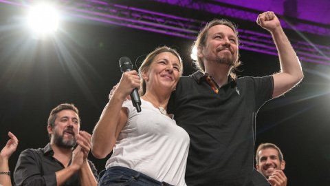 El entonces secretario general de Unidas Podemos, Pablo Iglesias, levantando el puño izquierdo, junto a Yolanda Díaz durante un acto en A Coruña (Galicia), a 3 de noviembre de 2019.- M. DYLAN / EUROPA PRESS El entonces secretario general de Unidas Podemos, Pablo Iglesias, levantando el puño izquierdo, junto a Yolanda Díaz durante un acto en A Coruña (Galicia), a 3 de noviembre de 2019.- M. DYLAN / EUROPA PRESS