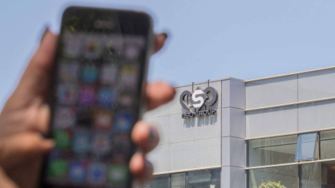 Una persona utiliza su móvil delante del edificio de la empresa israelí NSO, fabricante de Pegasus.- AFP Una persona utiliza su móvil delante del edificio de la empresa israelí NSO, fabricante de Pegasus.- AFP