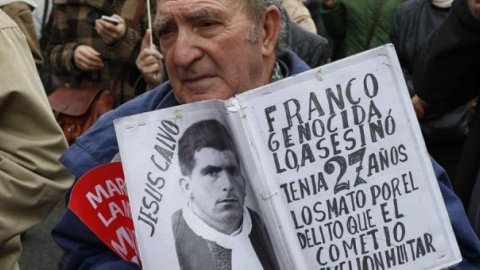 Una víctima del franquismo en la Puerta del Sol.- EFE Una víctima del franquismo en la Puerta del Sol.- EFE