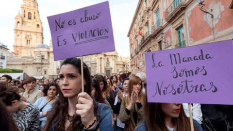 Manifestantes en las concentraciones de apoyo a la víctima de la 'La Manada' de Pamplona. EFE Manifestantes en las concentraciones de apoyo a la víctima de la 'La Manada' de Pamplona. EFE