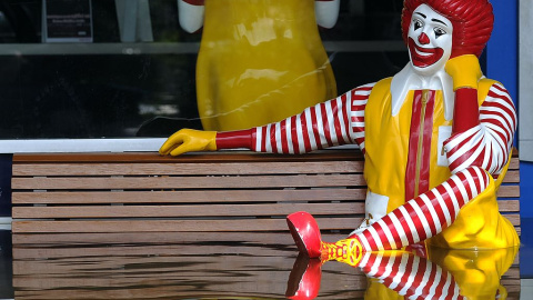 Una figura de Ronald McDonald en el exterior de un restaurante de la cadena de comida rápida en Bangkok. AFP Una figura de Ronald McDonald en el exterior de un restaurante de la cadena de comida rápida en Bangkok. AFP