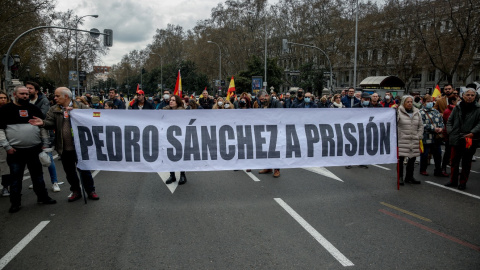 Varias personas con una pancarta con que reza 'Pedro Sánchez a prisión', en la protesta bajo el lema '¡Qué paguen ellos!', a 19 de marzo de 2022, en Madrid (España) convocada por VOX.- Ricardo Rubio / Europa Press Varias personas con una pancarta con que reza 'Pedro Sánchez a prisión', en la protesta bajo el lema '¡Qué paguen ellos!', a 19 de marzo de 2022, en Madrid (España) convocada por VOX.- Ricardo Rubio / Europa Press