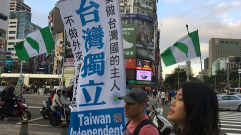 Varias personas pasan junto a una bandera en apoyo de la independencia de Taiwán, en el distrito comercial Ximending en Taipei. REUTERS / Ben Blanchard Varias personas pasan junto a una bandera en apoyo de la independencia de Taiwán, en el distrito comercial Ximending en Taipei. REUTERS / Ben Blanchard