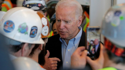 El candidato demócrata a la presidencia de Estados Unidos y ex vicepresidente Joe Biden discute con un trabajador sobre sus políticas de control de armas durante una parada de su campaña de Biden en la planta de Fiat Chrysler, en Detroit (Michigan, EE El candidato demócrata a la presidencia de Estados Unidos y ex vicepresidente Joe Biden discute con un trabajador sobre sus políticas de control de armas durante una parada de su campaña de Biden en la planta de Fiat Chrysler, en Detroit (Michigan, EEU