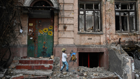Grafitti en un edificio de Kiev destruido por los ataques rusos.- SERGEI CHUZAVKOV / ZUMA PRESS / CONTACTOPHOTO Grafitti en un edificio de Kiev destruido por los ataques rusos.- SERGEI CHUZAVKOV / ZUMA PRESS / CONTACTOPHOTO
