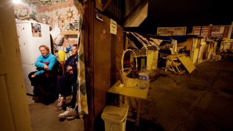 Mujeres en un poblado pobre en Santa Cruz de Tenerife. AFP/Desiree Martín Mujeres en un poblado pobre en Santa Cruz de Tenerife. AFP/Desiree Martín