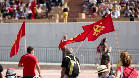 Varias personas sostienen banderas del PCE, en la fiesta del centenario del partido, en Rivas-Vaciamadrid. E.P./Jesús Hellín Varias personas sostienen banderas del PCE, en la fiesta del centenario del partido, en Rivas-Vaciamadrid. E.P./Jesús Hellín