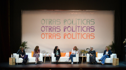 De izquierda a derecha, la< alcaldesa de Barcelona, Ada Colau; la portavoz de Más Madrid, Mónica García; la vicepresidenta de la Generalitat Valenciana, Mónica Oltra; la vicepresidenta del Gobierno, Yolanda Díaz; y la portavoz del Movimiento por De izquierda a derecha, la< alcaldesa de Barcelona, Ada Colau; la portavoz de Más Madrid, Mónica García; la vicepresidenta de la Generalitat Valenciana, Mónica Oltra; la vicepresidenta del Gobierno, Yolanda Díaz; y la portavoz del Movimiento por la D