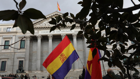 Un hombre sostiene una bandera de la República en una concentración por las víctimas del franquismo delante del Congreso de los Diputados. E.P./Isabel Infantes Un hombre sostiene una bandera de la República en una concentración por las víctimas del franquismo delante del Congreso de los Diputados. E.P./Isabel Infantes