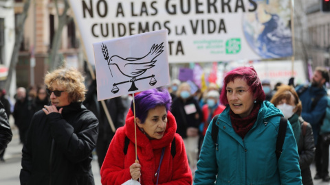 Varias mujeres se manifiestan por la paz con banderas y una pancarta que dice 'No a las guerras cuidemos la vida', participan en una marcha para pedir el cese de la guerra en Ucrania, a 3 de abril de 2022, en Madrid (España).- Isabel Infantes / Europa P Varias mujeres se manifiestan por la paz con banderas y una pancarta que dice 'No a las guerras cuidemos la vida', participan en una marcha para pedir el cese de la guerra en Ucrania, a 3 de abril de 2022, en Madrid (España).- Isabel Infantes / Europa P
