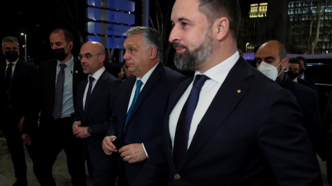 El primer ministro de Hungría, Viktor Orban (2d), es recibido por el líder de VOX, Santiago Abascal (d), este viernes en un céntrico hotel de Madrid. EFE/David Fernández El primer ministro de Hungría, Viktor Orban (2d), es recibido por el líder de VOX, Santiago Abascal (d), este viernes en un céntrico hotel de Madrid. EFE/David Fernández