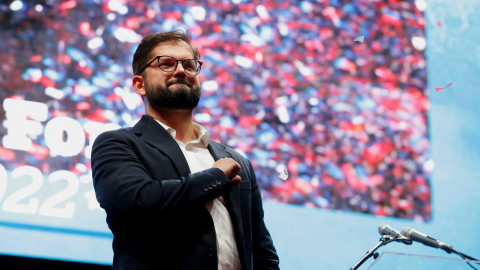 Gabriel Boric celebra la victoria en las elecciones presidenciales de Chile, en Santiago.- REUTERS Gabriel Boric celebra la victoria en las elecciones presidenciales de Chile, en Santiago.- REUTERS
