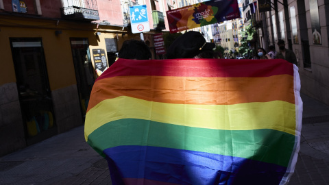 Bandera LGTBI en el barrio de Chueca durante la celebración del Día Internacional del Orgullo LGTBI, a 28 de junio de 2021, en Madrid. / Jesús Hellín - Europa Press Bandera LGTBI en el barrio de Chueca durante la celebración del Día Internacional del Orgullo LGTBI, a 28 de junio de 2021, en Madrid. / Jesús Hellín - Europa Press