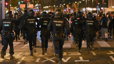 Varios agentes de la Policía Nacional contra los manifestantes de una protesta contra el encarcelamiento del rapero Pablo Hasel, en Valencia, en febrero de 2021. E.P./Jorge Gil Varios agentes de la Policía Nacional contra los manifestantes de una protesta contra el encarcelamiento del rapero Pablo Hasel, en Valencia, en febrero de 2021. E.P./Jorge Gil