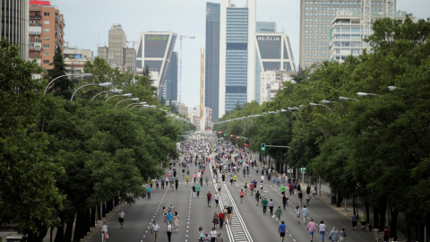 Personas paseando por el asfalto del Paseo de la Castellana, de Madrid, cortado al tráfico en fin de semana, durante la emergencia sanitaria por la pandemia del coronavirus. REUTERS/Javier Barbancho Personas paseando por el asfalto del Paseo de la Castellana, de Madrid, cortado al tráfico en fin de semana, durante la emergencia sanitaria por la pandemia del coronavirus. REUTERS/Javier Barbancho