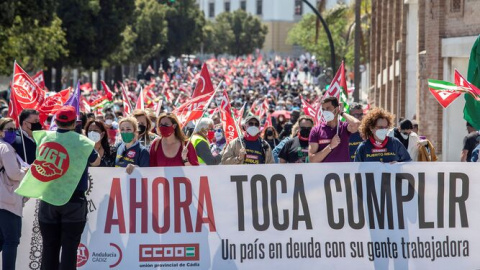 Manifestación por el Primero de Mayo en Cádiz. / EFE Manifestación por el Primero de Mayo en Cádiz. / EFE
