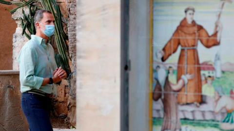 El rey Felipe VI, en Petra, Mallorca, este lunes, durante su primera actividad de la estancia veraniega en Palma.- EFE/Ballesteros El rey Felipe VI, en Petra, Mallorca, este lunes, durante su primera actividad de la estancia veraniega en Palma.- EFE/Ballesteros